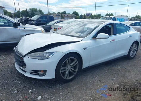 2013 Tesla Model S z USA, uszkodzony, nr VIN 5YJSA1AG2DFP04036